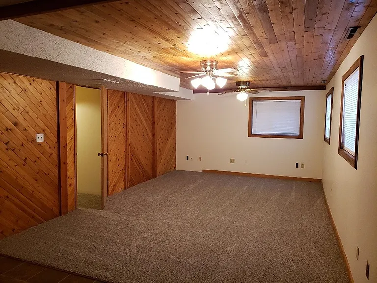 2212 Glenwood Cir — Photo 9