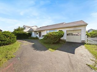 65 S Bay Ave, Massapequa, NY 11758