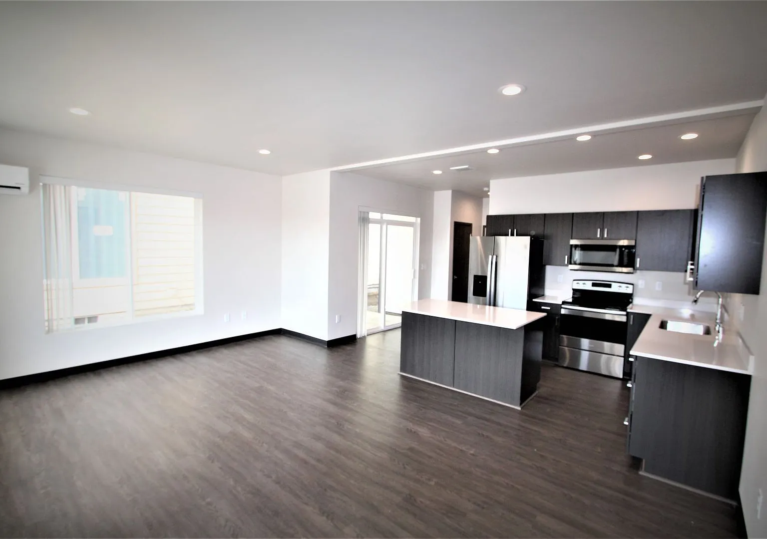 Modern design 3-bed, 2.5-bath duplex available August 10th!! — Photo 2