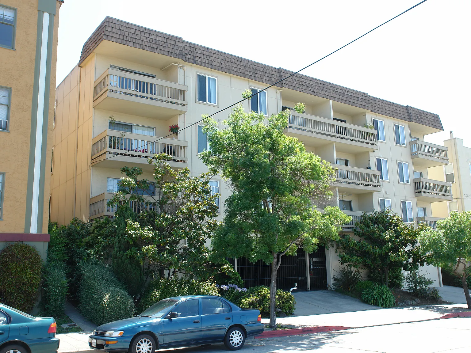 1725 Oxford St — Photo 2