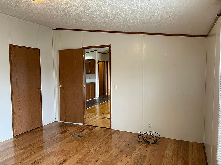 102 Shelby St — Photo 9