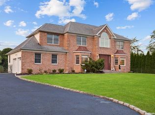129 Majestic Dr, Dix Hills, NY 11746