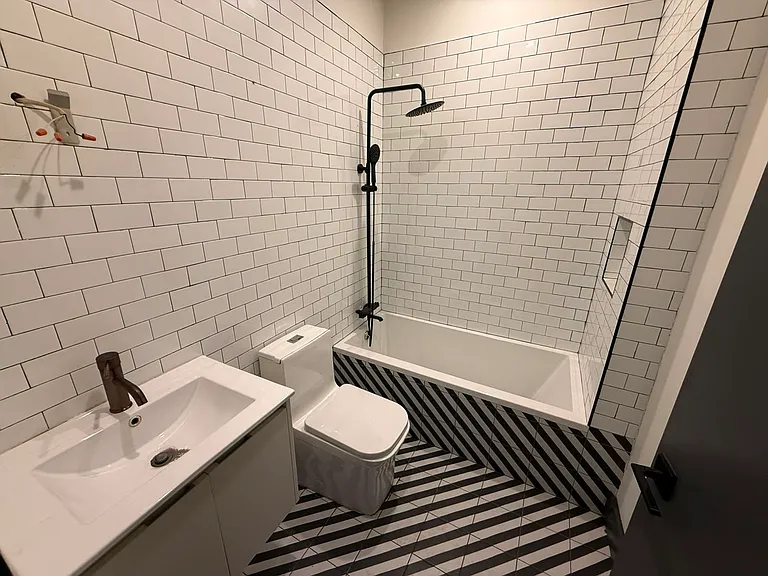 564 Communipaw Ave #33E — Photo 9
