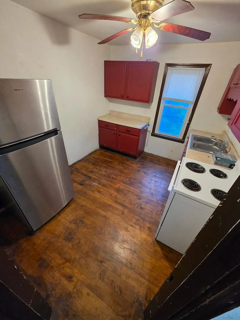 130 N. Baird Ave - Upper — Photo 2