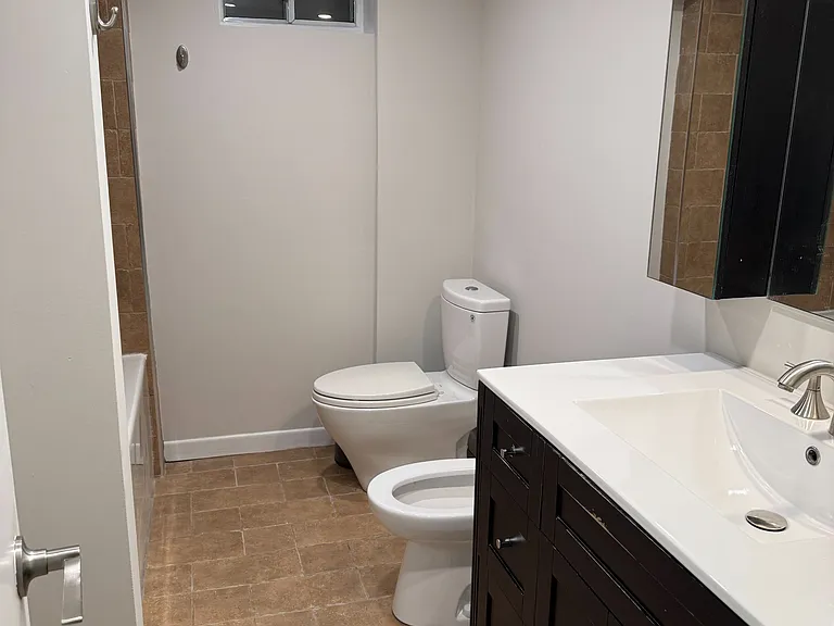 244 King Edward Ave — Photo 9