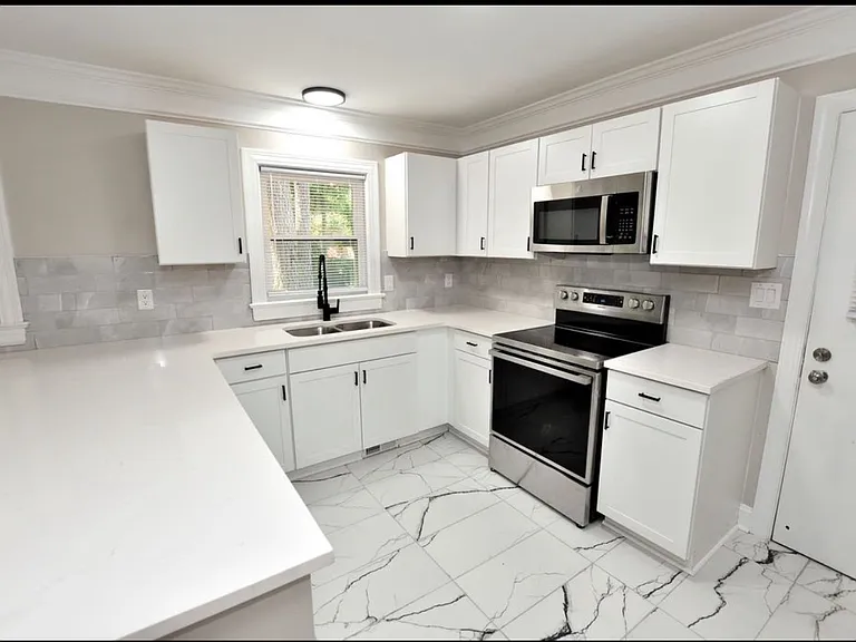 836 Burton St — Photo 5