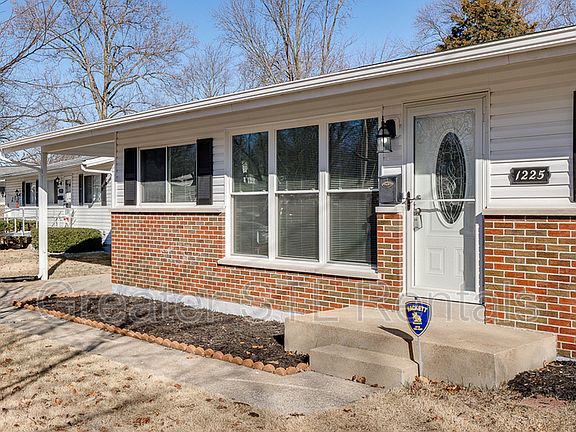 3rd image of 1225 Bellarmine Ln