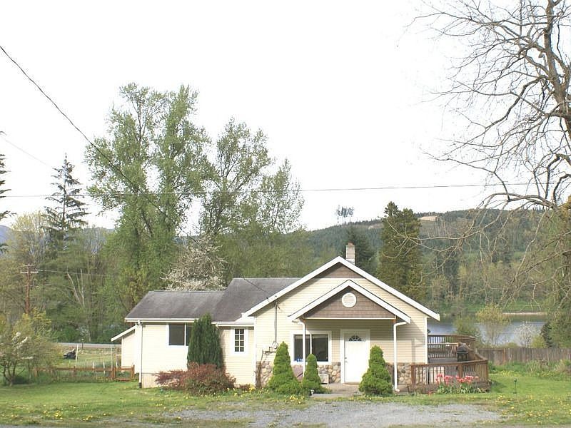 3 Bedroom 2 Full Baths &amp; Shop!