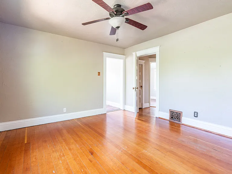1221 Main St — Photo 3