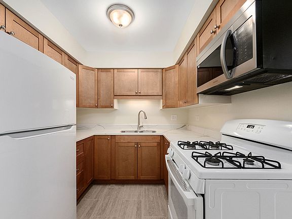 3rd image of 1303 N Baldwin Ct Unit 2D