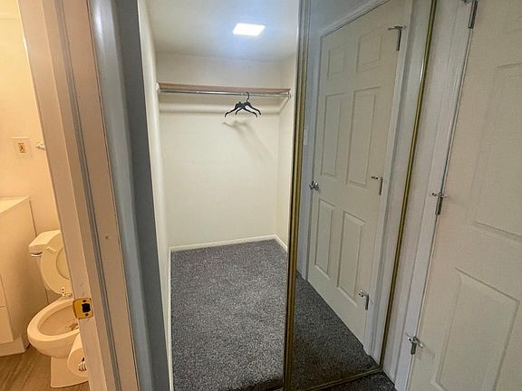 WALK IN CLOSET