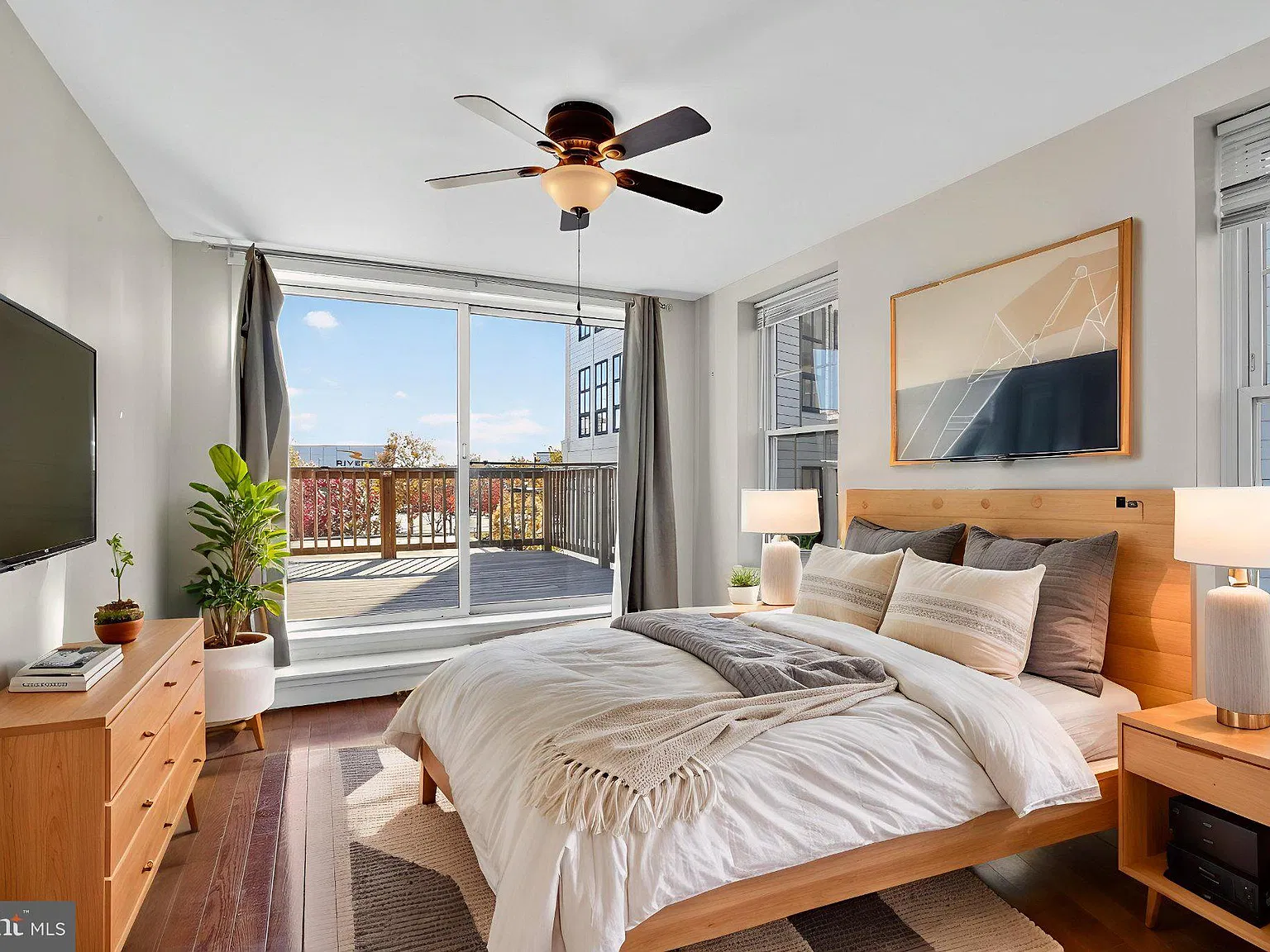 2 bed, 1.0 bath, $1,695 — Photo 2