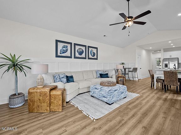 3rd image of 415 N New River Drive