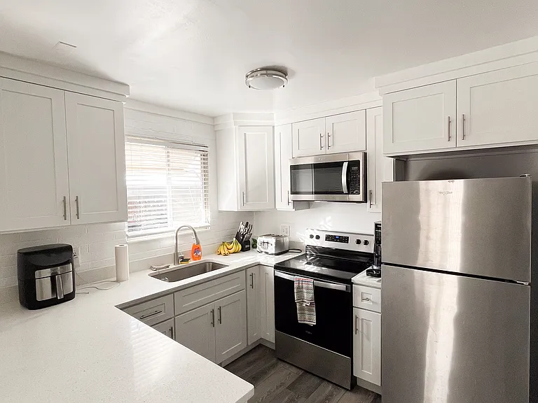 2626 E Blaine Ave — Photo 1
