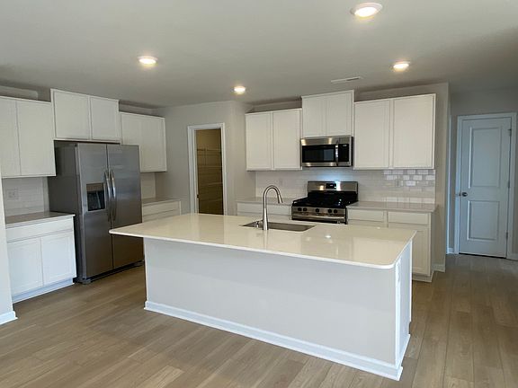 4th image of 123 Rock Ave