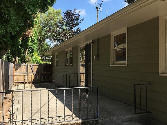 3rd image of 4835 SE Rockwood St