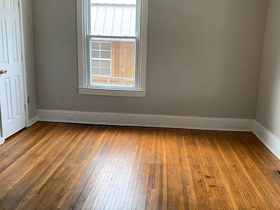 3rd image of 806 Erskine Ave