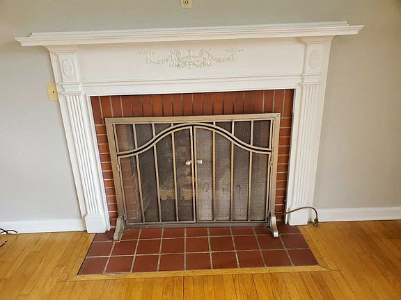 5th image of 404 W Lehman St