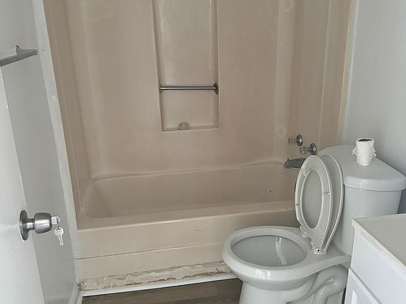 3rd image of 1340 Reservoir Ave APT B