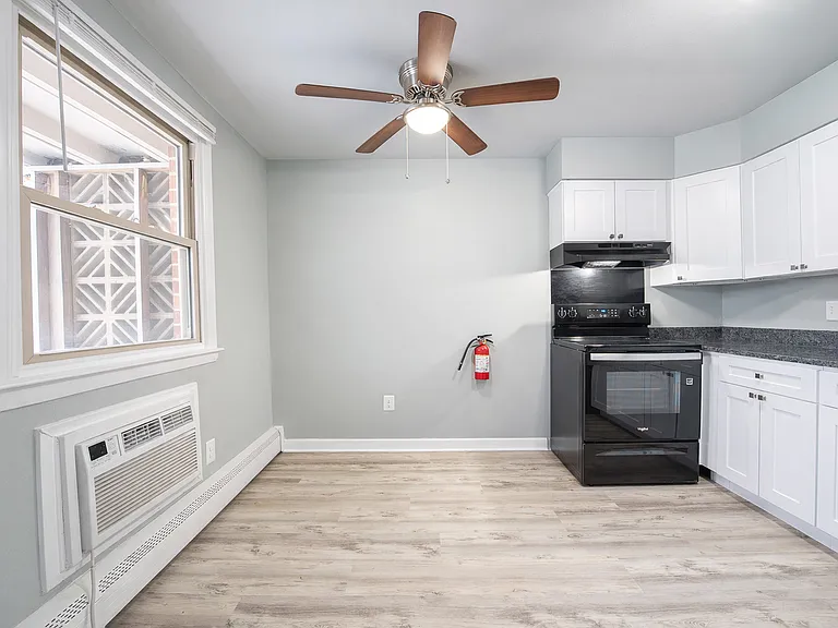 Applegate Apartments - 20 Fort Sumpter — Photo 15