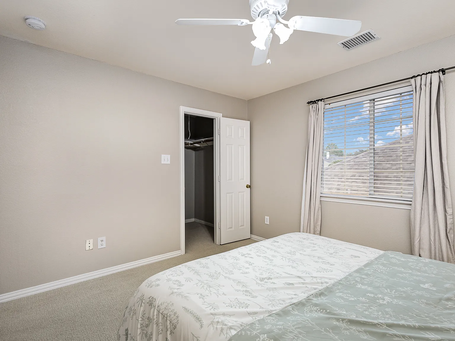 4 bed, 2580 sqft, $7,400 — Photo 3