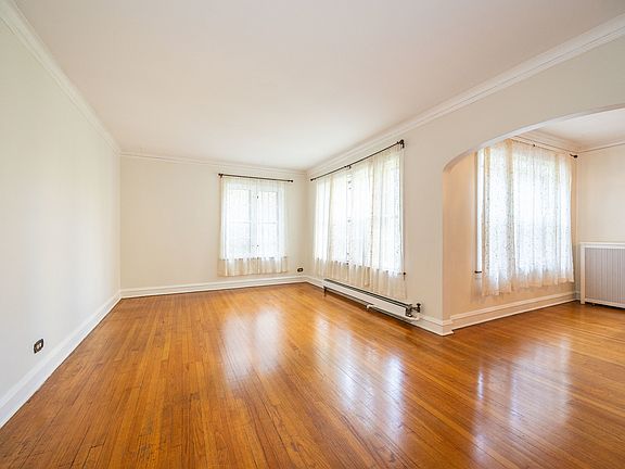 2nd image of 2430 W Greenleaf Ave APT 1