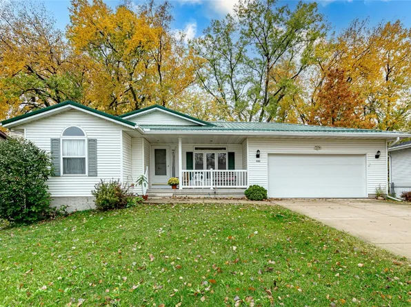 1303 Grande Ave, Center Point, IA 52213