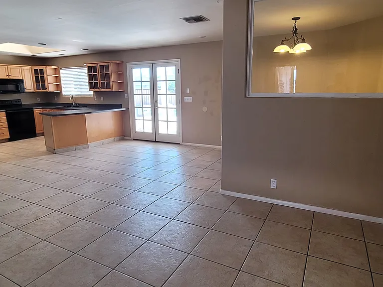 1653 E Gary St — Photo 15