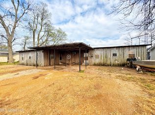 445 Lake Dr, Dundee, MS 38626