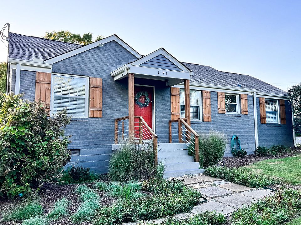 One to Four people can enjoy this spacious + intimate cottage. The expansive backyard is the perfect place to unwind & is fully fenced - a Dog Owners Dream! Nestle here and you'll enjoy Quality Time Outdoors, Friendly Neighbors, Tree-Lined Streets, Serene