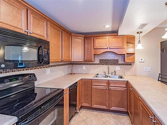 2nd image of 433 W Broadway St #1