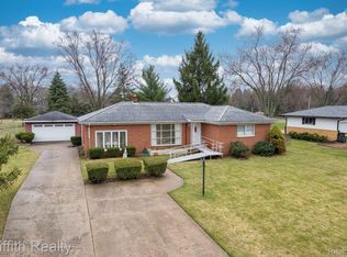 61305 Fairland Dr, South Lyon, MI