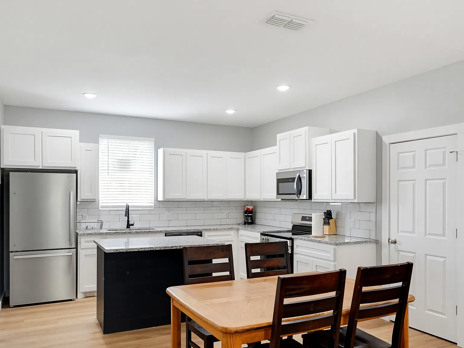 3 bed, 1365 sqft, $4,750 — Photo 3