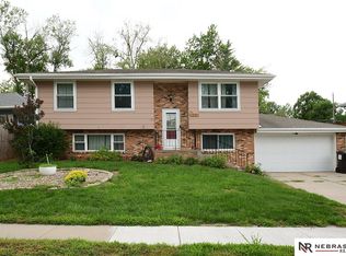 541 Brookside Dr, Lincoln, NE 68528