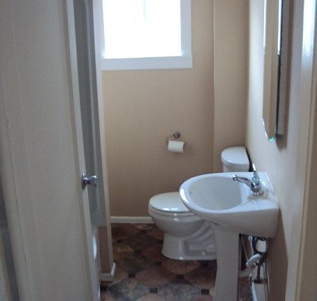 3rd image of 812 E 8th Ave