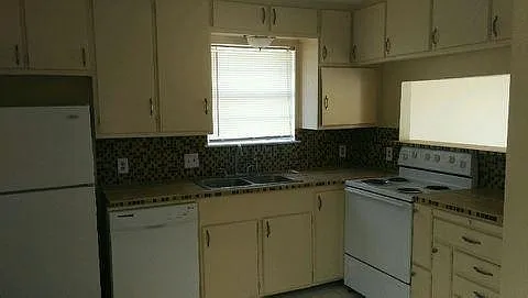 2004 Woodcrest St — Photo 3