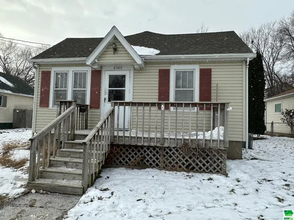 2309 S Cleveland St, Sioux City, IA 51106
