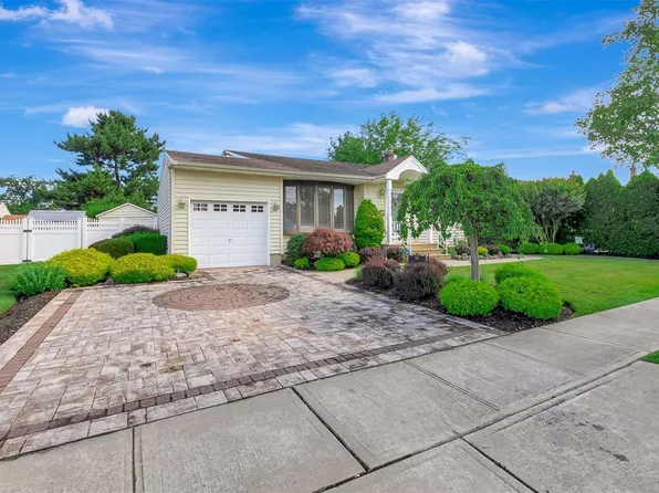 99 Fallwood Parkway, Farmingdale, NY 11735