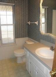 2nd image of 1208 Oakwood Dr
