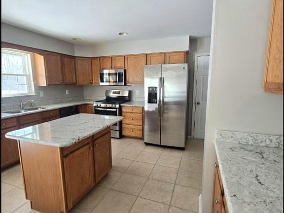 5th image of 644 Surrey Rd