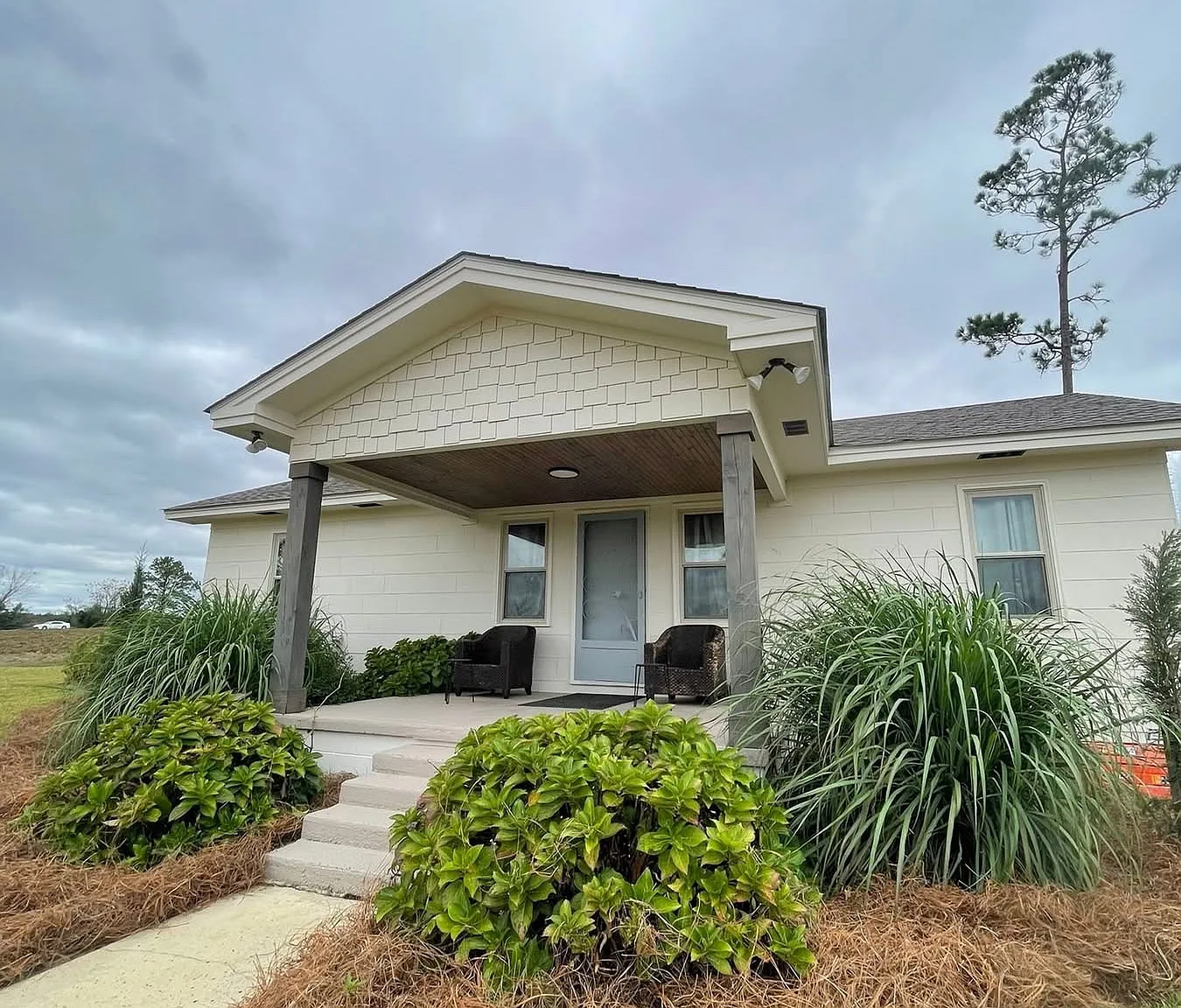 3 bed, 1100 sqft, $2,200 — Photo 2