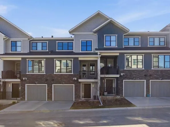 307 W Crestridge Cmn SW, Calgary, AB T3B 6J5
