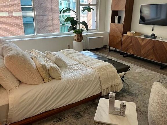 5th image of 833 N Dearborn St #612