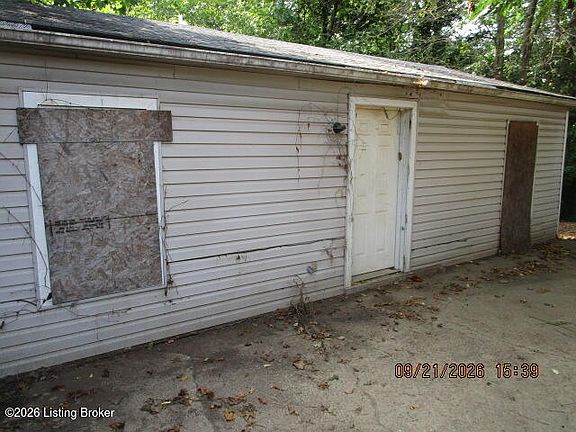 3rd image of 3071 University Rd #R
