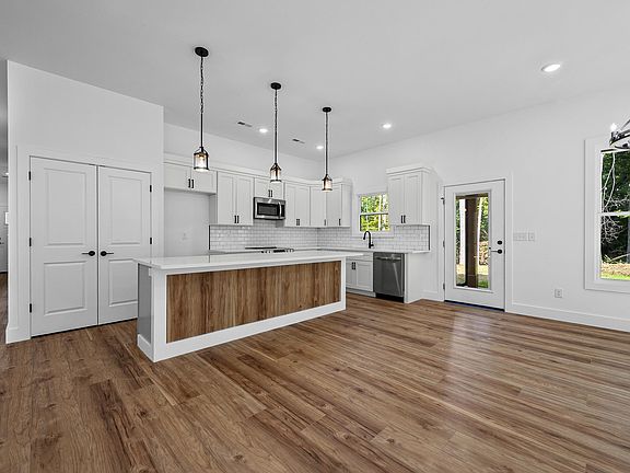 5th image of 208 Eastbrook Rd