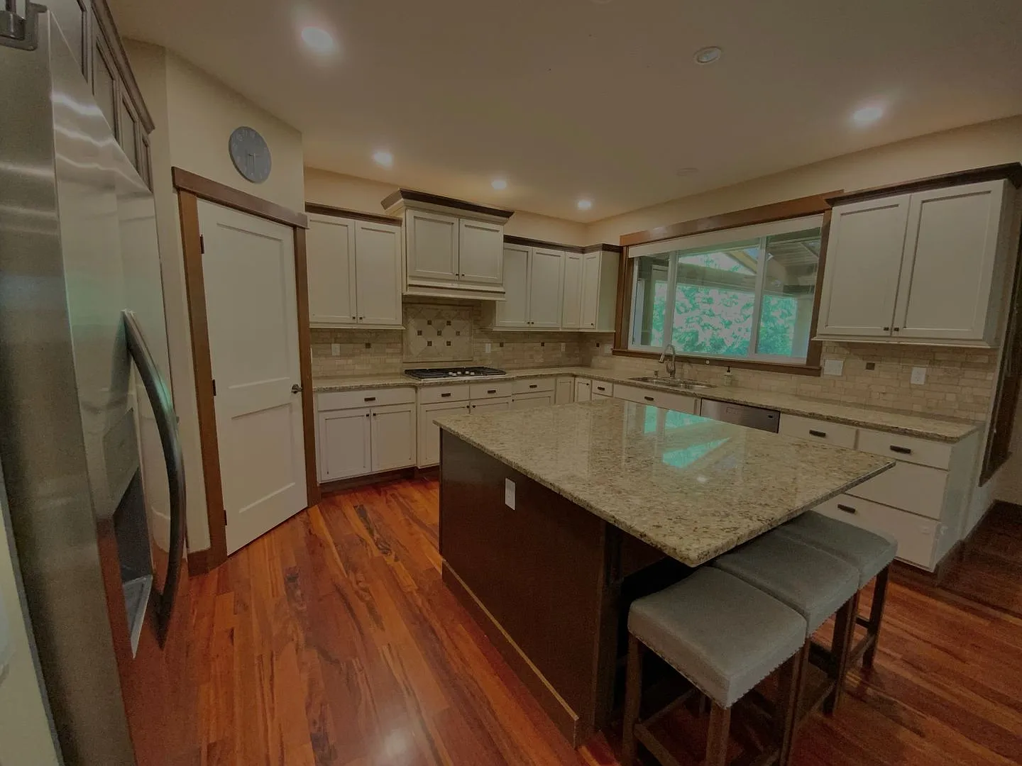 Beautifully Stunning 5 bedroom Home in Snohomish — Photo 1