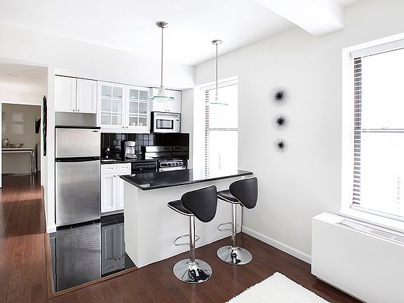 5th image of 150 W 51st St APT 1017