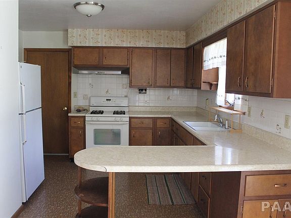 4th image of 911 Desoto Dr