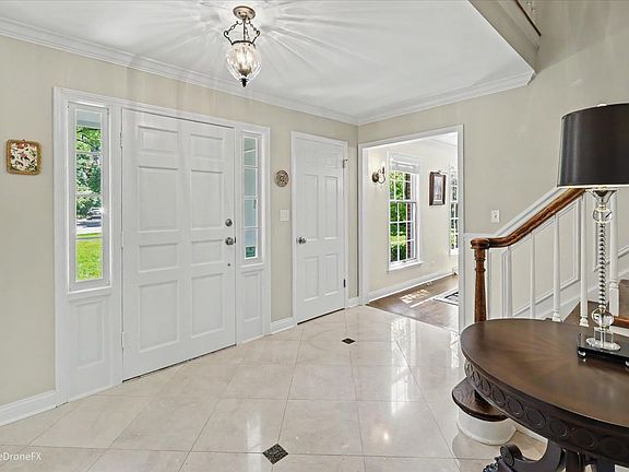 4th image of 39 Cambridge Dr