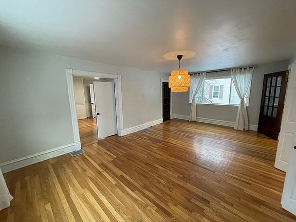 5th image of 843 Crescent St NE #1